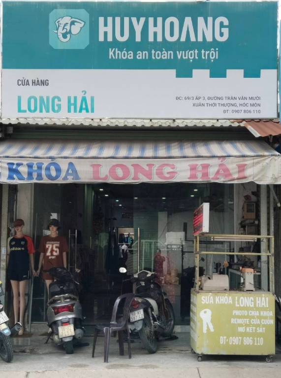 Kỹ thuật viên thợ khóa đang làm việc